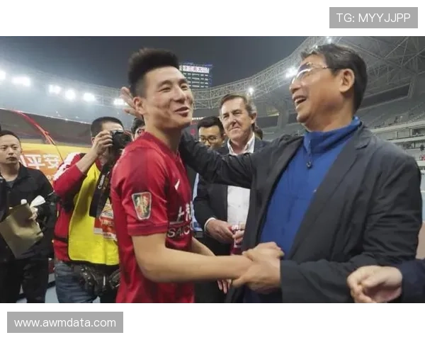 武磊路人照像邻家大哥，背后那块名表一下子把画风拉回豪门圈子